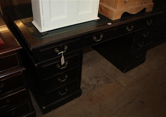 Late Victorian oak partners pedestal desk fitted green skiver (-)